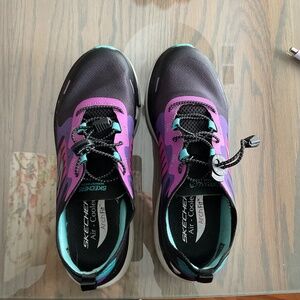 LADIES SKECHERS AIR-COOLED ARCH FIT. SIZE 8.  HAS LOCK LACES.  V GOOD. NO ODORS!